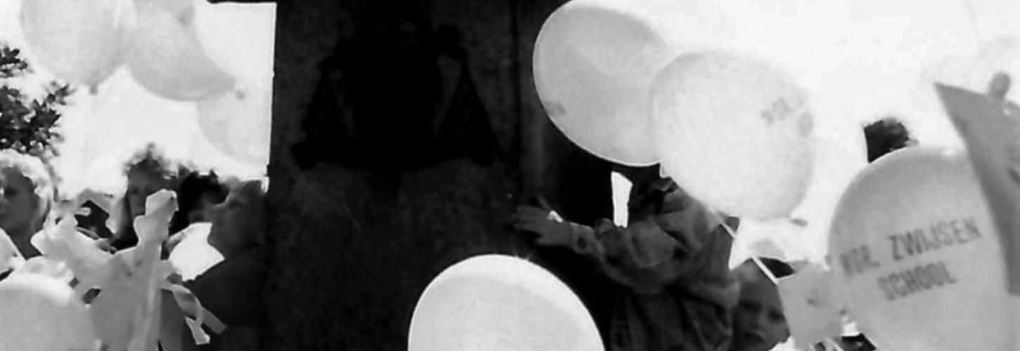 foto van beeld en ballonnen met opdruk mgr. zwijsen school