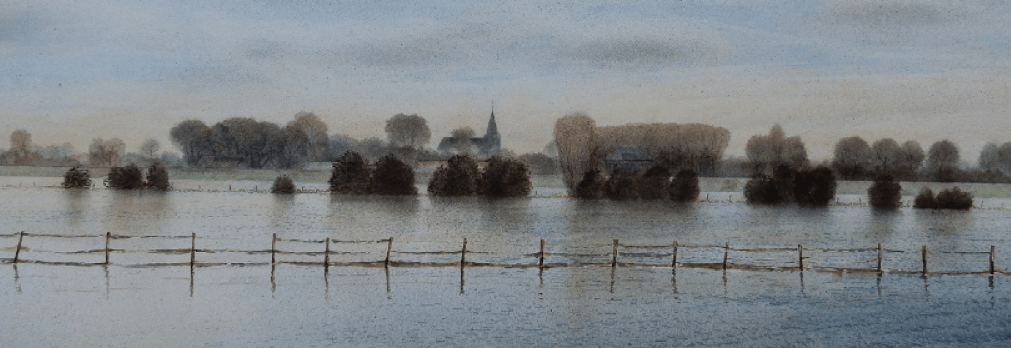 Uitsnede  van het prijswinnende schilderij  'Ochtendgloren' van Dik Kusters. Het schilderij toont een ondergelopen uiterwaarde met bomen, hekken en blauwe lucht met wolken