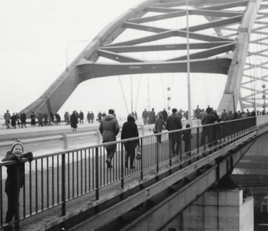 Mensen wandelen over de Brienenoordbrug bij de opening