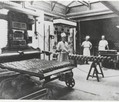 bakkers aan het werk bij bakkerij sint gerardus majella in tiel jaren 50