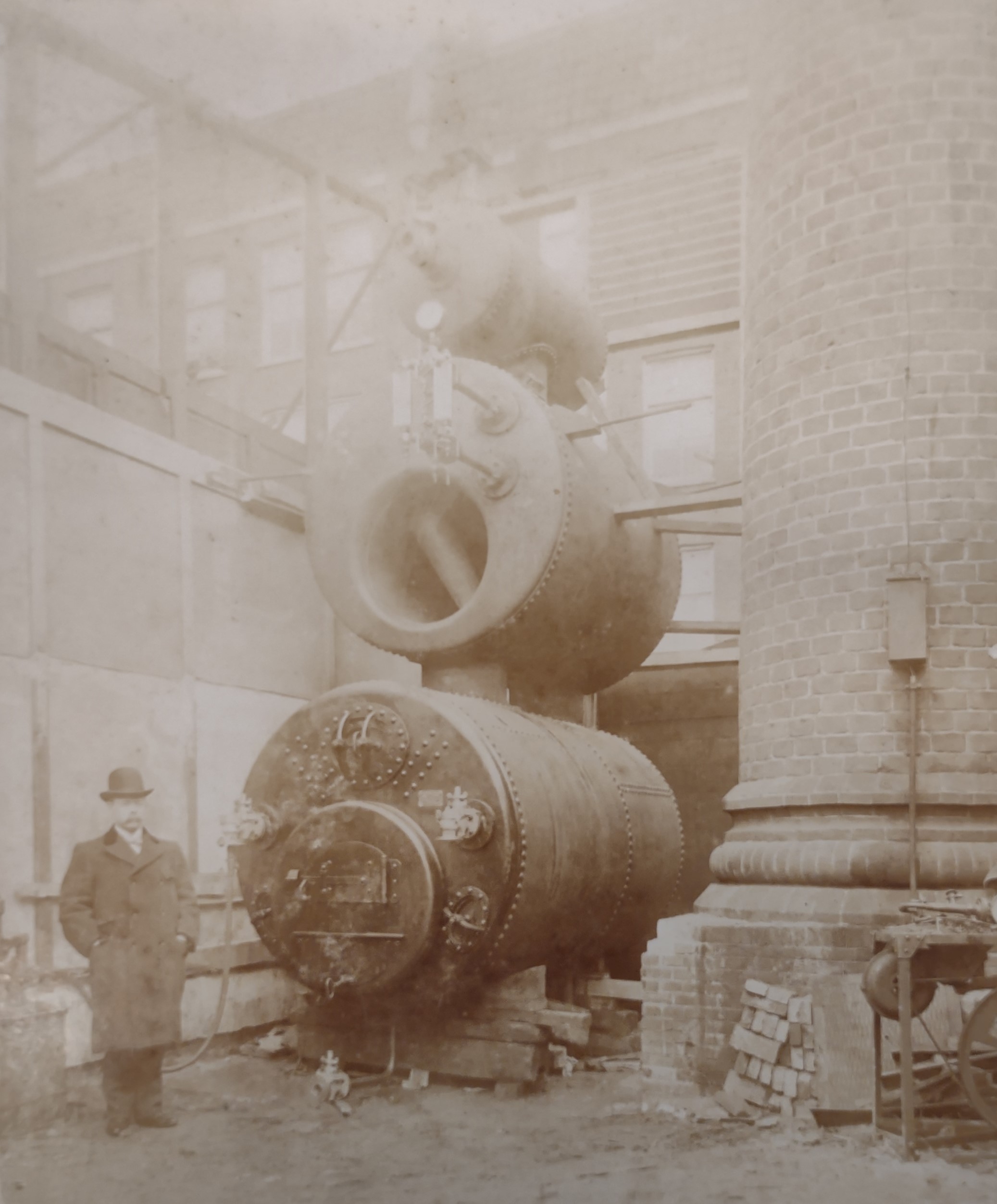 grote machine met man van machinefabriek Hasselman in Amsterdam begin 1900