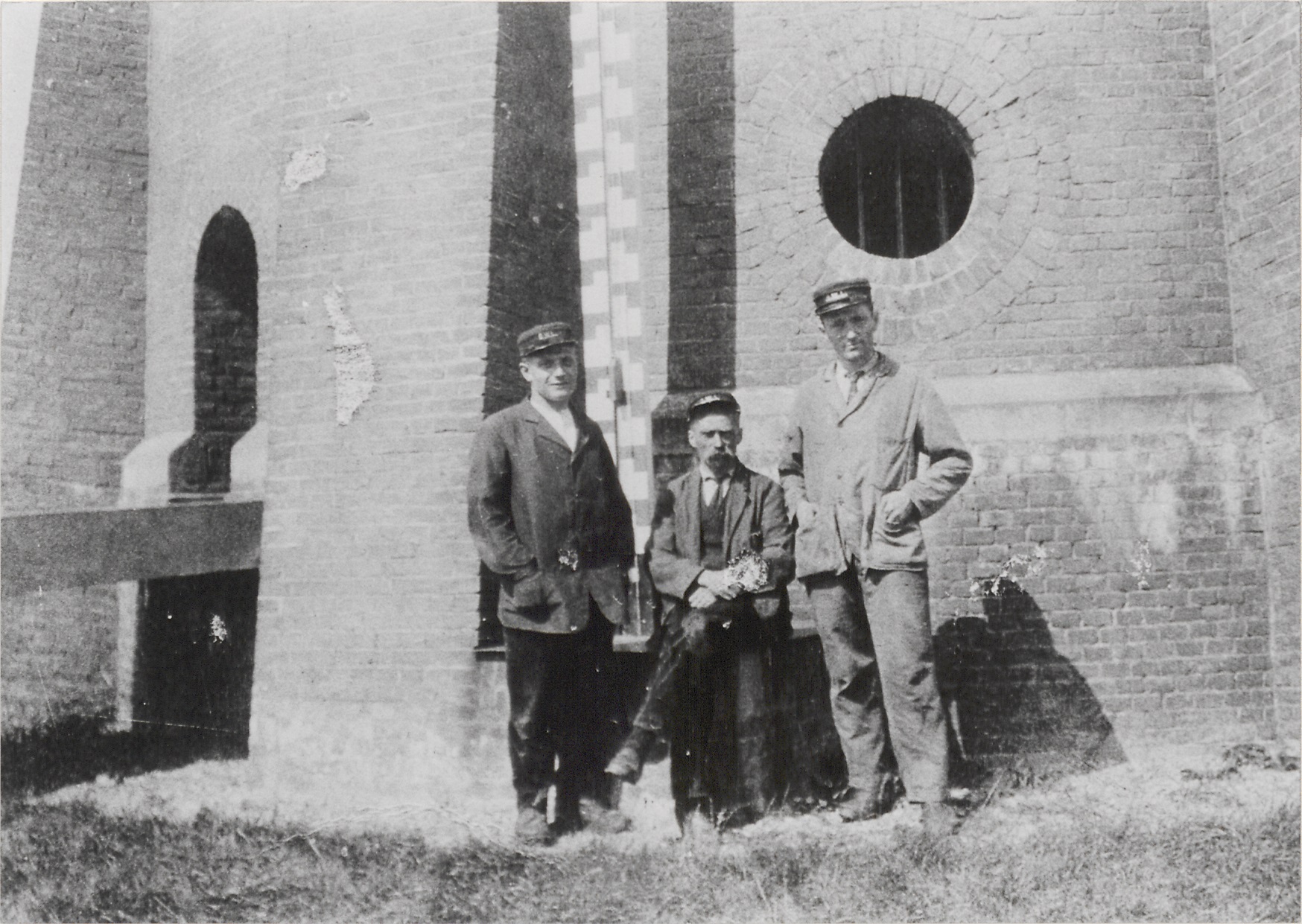 1236-3470 Machinisten voor de watertoren in Culemborg in 1911, fotograaf onbekend