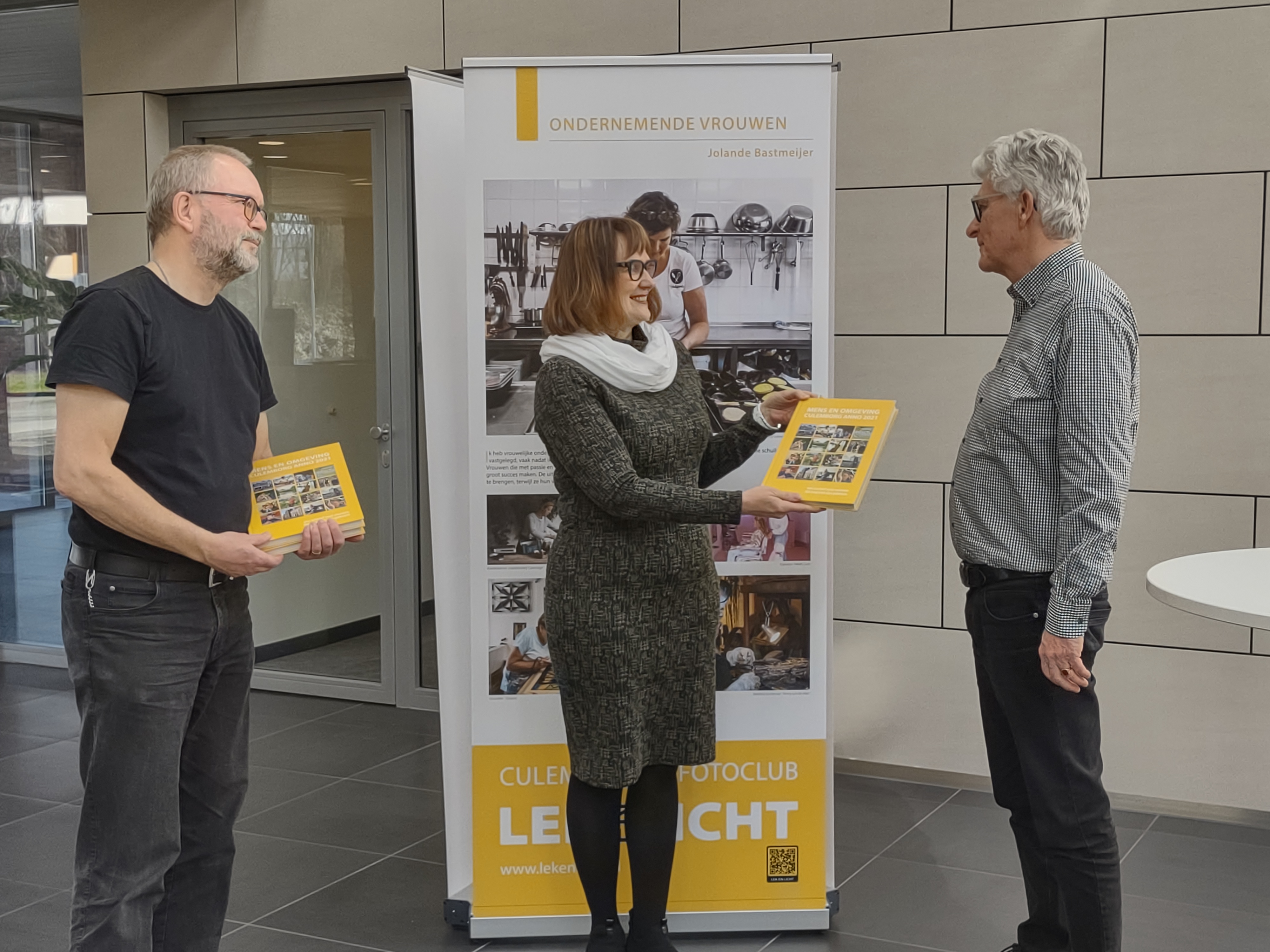 Ella krijgt fotoboek van Lek en Licht uit Culemborg