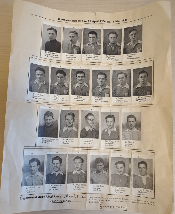 formulier met voetbalplaatjes Culemborgse voetballers uit 1954