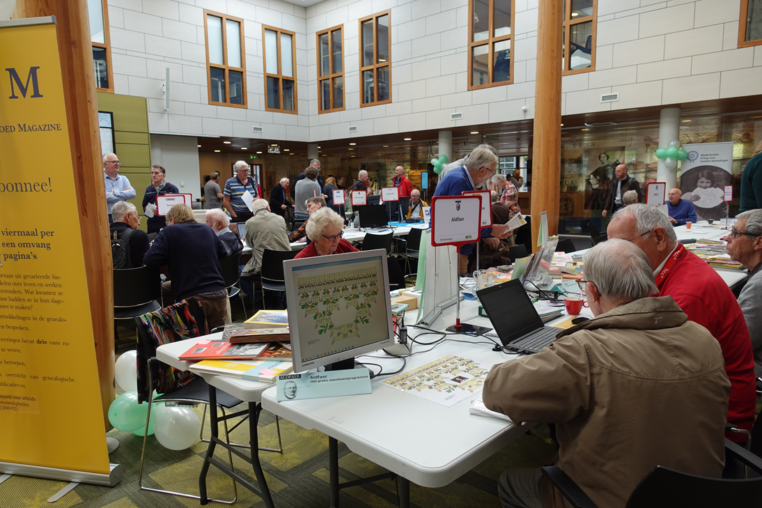 bezoekers op de genealogiedag