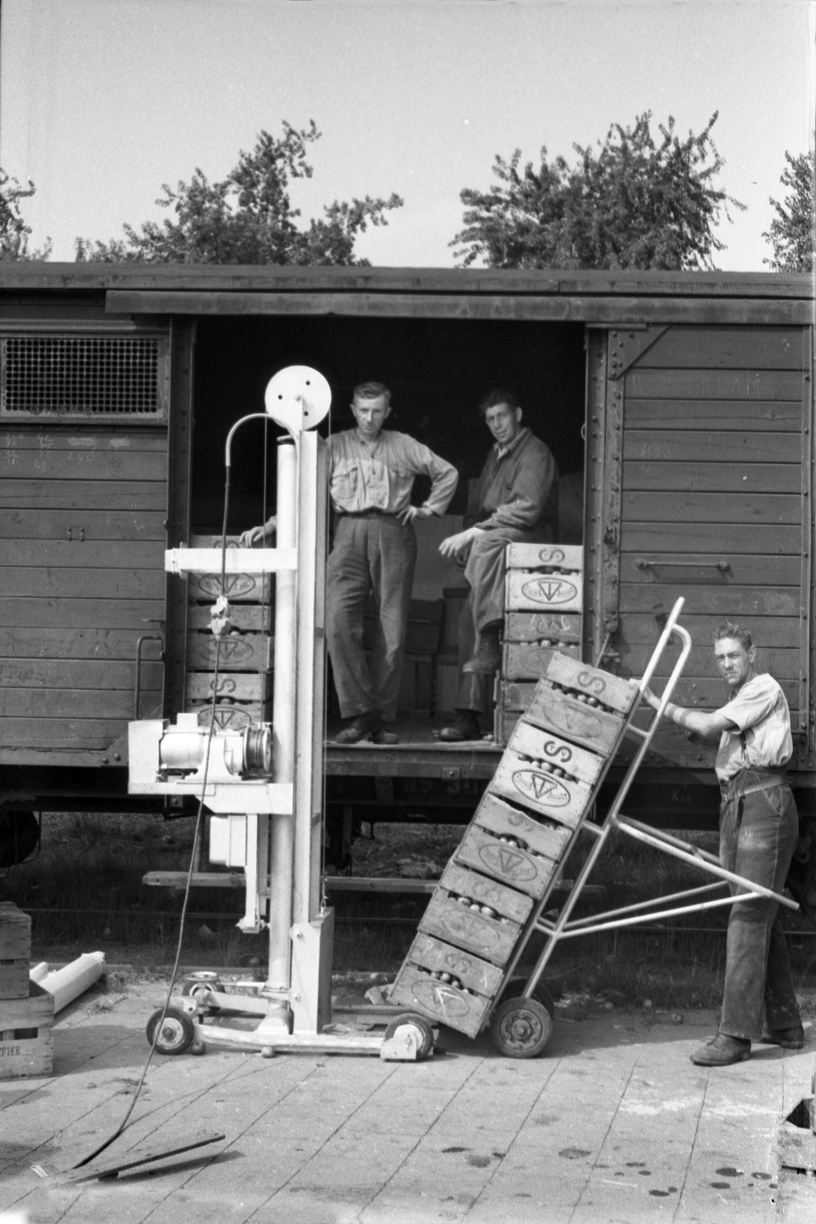 Transport per trein van fruit van veiling Septer in 1951 met een speciaal hefwerktuig met elektromotor. Fotograaf: Gerrit Bouwhuis